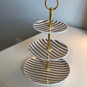 A Emily and Merrit pbteen jewelry stand